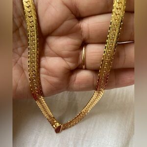 Buttery Gold Tone Vintage Fancy Link V‎ Design Necklace